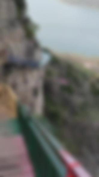 出去玩还带回一点收获手拔小蒜#登上山顶看美景