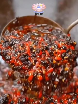 这个湖南的朝天椒豆豉真的太香了,它是开盖即食的,满满一瓶都是料,用来拌米饭,我能吃三大碗,配个面条也是相当不错,一口下去全是满足感,喜欢吃辣的朋友千万不要错过了。