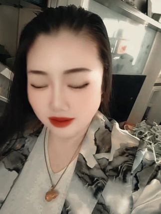 生活带走了我千变万化的模样,我却给自己留下了多愁善感的性格,我很喜欢的一句所有的事只要你认为值得就好!