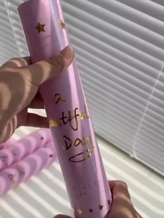 这太绝了!!! 这个彩色羽毛礼花筒效果真的太绝了!!!生日啊 结婚啊 平常聚会啊 乔迁新居啊 都可以用,简直百搭#羽毛礼花筒 #礼花筒 #备婚日常 #生日礼花筒 #礼炮