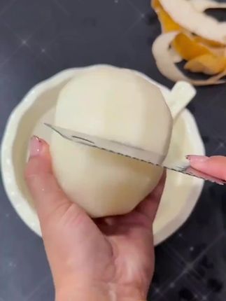 秋月梨正当季!爆甜爆汁,一口沦陷!又大又圆又水润,咬下去直接甜到心巴上,汁多到像喝冰糖水!干燥秋天就靠它续命了,冰镇吃更绝~ #秋月梨 #新鲜应季水果 #脆甜多汁#口感特别好#大人小孩都爱吃