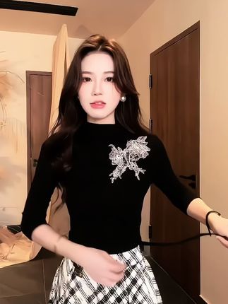 【秋日优雅图鉴:一件解锁多种风格的穿搭CP】 当刺绣针织的精致邂逅格纹大摆裙的浪漫,这个秋天的优雅被狠狠拿捏! 半高领刺绣上衣,细腻针织勾勒温柔曲线,立体花朵刺绣自带高级感,七分袖设计适配早秋温差;黑白格纹大摆裙,廓形藏肉显瘦,每一次转身都漾起法式风情,胯宽星人也能轻松驾驭的神仙裙型~ 一套上身,是职场通勤的干练精致,也是约会出街的吸睛焦点,这个秋天,让你在优雅与时尚间肆意切换,成为人群中当之无愧的风格女主!#优雅永不过时 #气质穿搭 #梨形身材穿搭 #美出高级感 ##轻奢女装