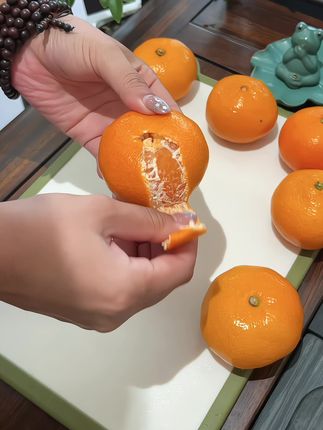 终于等到涌泉蜜橘上市了!每年都会给家人买,皮薄多汁 跟吃果冻一样 超好吃!#新鲜采摘 #口感特别好 #新鲜当季水果#谁懂这一口的好吃程度#涌泉蜜桔