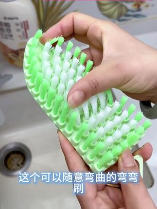 可以随意弯曲的清洁刷,能很好的贴合各种不规则的曲面,家里边边角角的缝隙都能刷得很干净,特别好用