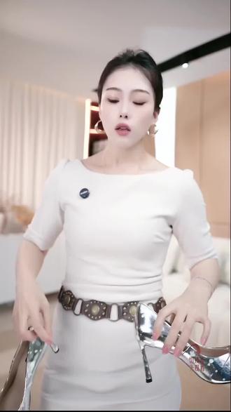 拉丁舞裁判同款 主播展示仙女风高跟鞋,讲材质、设计等亮点,邀你来看。#拉丁舞裁判 #摸鱼姐