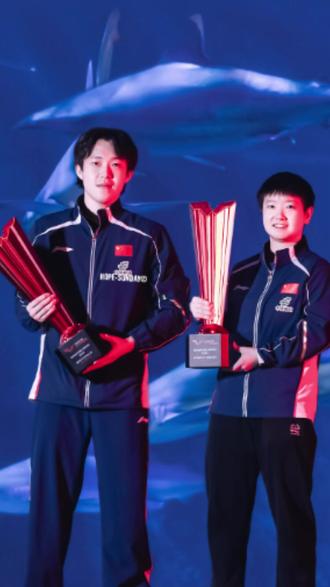 莎头在海洋馆鲨鱼前晒奖杯!孙颖莎吐槽鲨鱼游得慢,王楚钦专注 #孙颖莎 #王楚钦