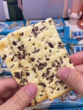 悦悦开心黑麦海盐苏打饼干咸味芝士无蔗糖零食粗粮代餐400g每彩箱。 #强烈推荐 #快来一起尝个鲜 #太好吃了