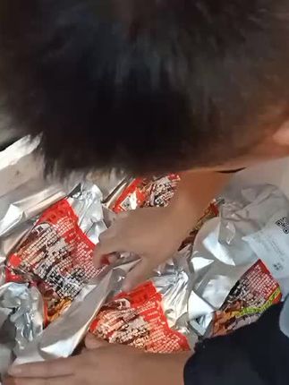 这一箱麻辣鸡简直是追剧神器!🍗每一块都香辣入味,越吃越上瘾,根本停不下来!#美食种草 #追剧必备#罗明星麻辣鸡#泸州罗明星麻辣鸡#网红店