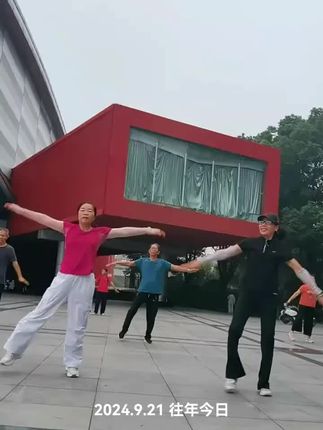 每一个画面都是满满的回忆,祝亲友们开心快乐每一天!✊✊🏃🍎👯