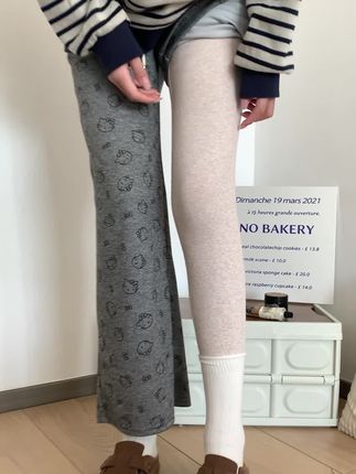 上神柔软舒适的打底裤真的超爱!怎么扯都不会变形!穿搭更舒适好看~#打底裤 #秋冬穿搭 #穿搭必备 #女生必备 #打底裤推荐