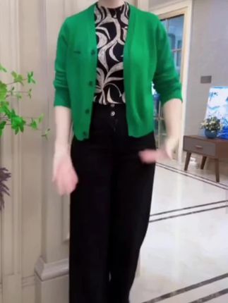 春秋大码 V 领针织开衫女短款2025年新款外搭早 秋上衣高腰毛衣外套#时尚女外套 #日常必穿单品 #百搭针织开衫 #晒晒我的秋日穿搭