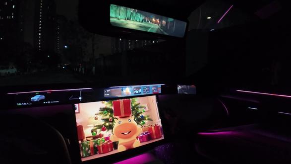 做人不能太攀比,我的车车有圣诞彩蛋,你有吗?#阿维塔12 #水豚噜噜 #噜噜大王 #氛围灯效果