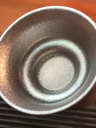 【泡茶党必入!这漏子让茶渣自动消失🍵】 姐妹们!挖到泡茶神器了!以前喝茶总被茶渣卡嗓子眼?快扔掉老土的塑料漏子!这款纯钛茶漏直接封神🔥 ✨纳米级滤孔细过发丝!咖啡粉/碎茶渣统统截胡,倒水如瀑布般丝滑~ ✨医用级纯钛材质!泡酸饮不生锈,煮再久都没金属味,孕妇宝宝都能用! 💥点击购物车,让每一口茶都丝滑到喉!#纯钛茶具 #喝茶神器 #高颜值茶漏#纯钛茶漏