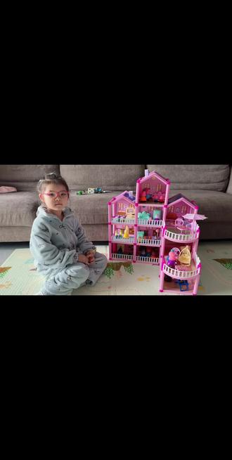 #小猪佩奇 #迷你房子玩具别墅
她真厉害 这点人物名字基本记得差不多
我只认识小猪佩奇和乔治🤣🤣🤣