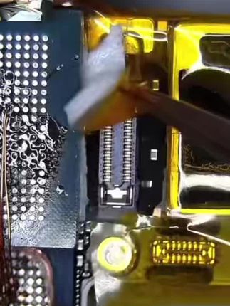 你们说杨师傅会不会翻车,打在评论区#杨长顺维修家#技术分享  #苹果手机 #手机维修工具#原创视频