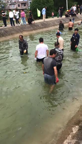 今天是广西-靖西巴蒙风流街民间活动。#捉鱼比赛现场实拍 #捕鱼活动