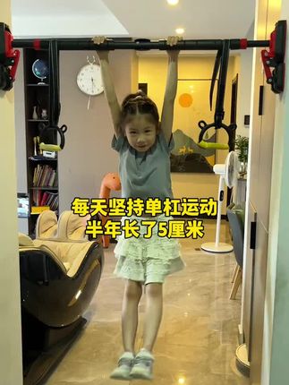 以前孩子拉单杠,没练几分钟就说手心磨得疼,再也不肯碰。做好防护后,他拉单杠像玩游戏,每天都有新动作,现在身姿挺拔有精神,体能在玩乐中增强,体测体考也不用犯愁。 #防护手套怎么选 #改善含胸驼背方法 #单杠悬垂训练计划 #体测体能提升 #孩子运动热情