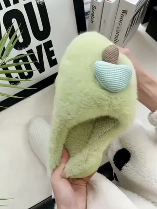冬天的居家棉拖,就得奔着“软糯厚实、脚感在线”去!那种踩两天就塌、绒毛结块的根本不经穿,而这种绒毛细密又暖和的,上脚糯唧唧的,又厚又软还轻便,走起来踏实又舒服。#好物推荐🔥 #居家拖鞋 #平价好物 #踩屎感 关键是它还防滑,家里有老人小孩也放心。最难得的是颜值、质感都在线,价格还超划算,这不趁着优惠,正好给全家都安排上,一人一双暖乎乎的,冬天在家走路都幸福感爆棚~