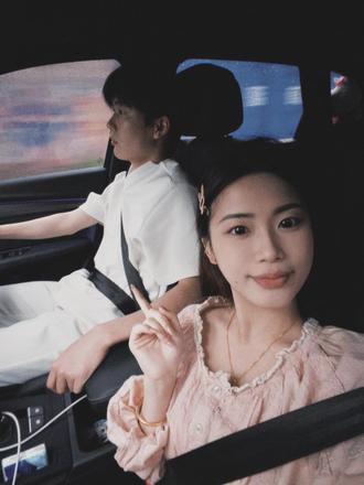 给我们兄弟两人拍张照片
#女明星和他的司机