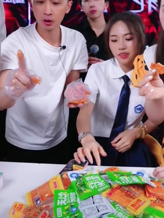爱吃素食的宝子们,给你们安利一款好吃的零食,爱乐友零食大礼包,它家的零食我都回购好多次了,每一个味道都很赞!大刀藕片香辣爽口,金针菇鲜香入味,原切土豆片酥脆可口,嘎嘎好吃,都是独立包装,吃起来干净卫生,外出携带也很方便,赶紧囤起来吧!#贵阳二小姐🐮 #视频同款 #爱乐友 #零食嗨翻天 #素零食