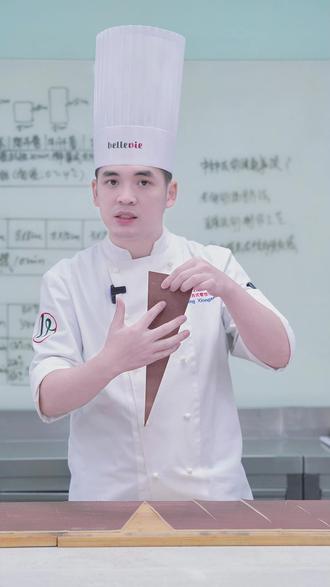 谁还没做过双色可颂?简单好上手 双色可颂,
不用复杂工具,
轻松贴皮技巧,
柔软蓬松还带着层次,
点开视频学习吧~
#彭程西式餐饮学校 #双色可颂教程 #可颂贴皮教程 #可颂教程 #面包培训