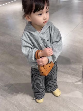 真的服了!穿一套爱一套,今年小朋友的卫衣套装很不错耶✌️#今日穿搭 #萌宝穿搭 #每日童装穿搭分享 #女儿穿搭 #高品质童装