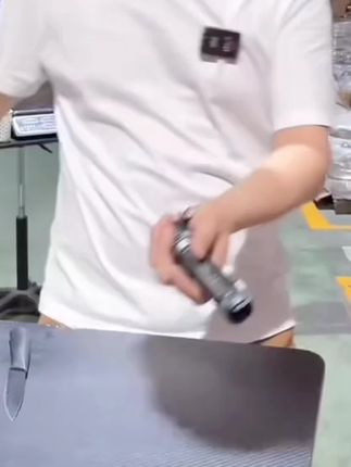微笑鲨小鲨手电筒强光充电户外超亮远射激光小型直筒家用便携照明#生活日用小神器 #大品牌有保障 #美观实用 ##生活好物分享@DOU+好生意 @DOU+小助手