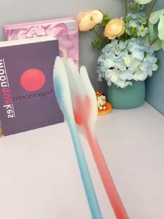 硅胶刮痧板,它是这种软硅胶的材质,拍着也不痛,手感很好,力度刚刚好,平时没事敲一敲真的好舒服,下班回家敲一敲真的很放松,每天拍一拍,浑身都通透了,家里备一个,全家都能用,有需要的小伙伴可以到橱窗下单#好物分享 #好物推荐 #硅胶刮痧板