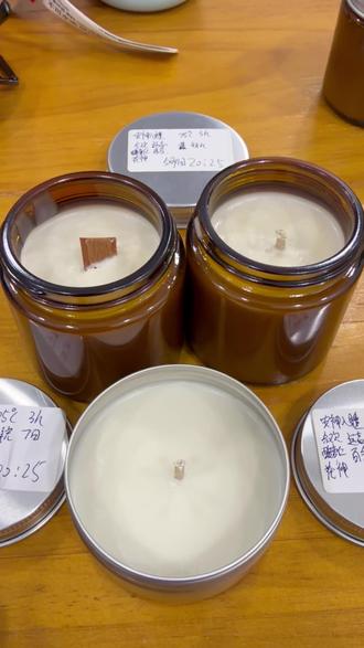 合欢酸枣古方合香,静心解郁安稳入眠 《金匮要略》安神古方,
合欢花、酸枣仁、茯神、制远志、百合五味本草手工制蜡。
合欢花疏肝解郁,平复情绪;
酸枣仁、茯神宁心安神,缓解虚烦难眠;
制远志交通心肾,安稳心神;
百合清心除烦,抚平焦躁思绪。
淡淡的草木清香不刺鼻,
点上一盏,静心解压、舒缓情绪,
#金匮要略古方 #安神香薰 #草本助眠蜡烛 #手工草本香薰