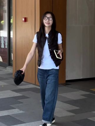 “人到了一定年纪 是要开始往回收的 欲望在收 脾气在收 圈子也在收.”#牛仔裤 #显瘦显高显腿长 #百搭裤子