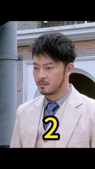 女人养的小狗突然 发现房间里面不对劲