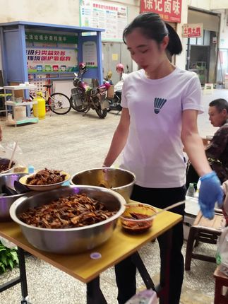 湖南的街边小吃柴火猪肝 不能吃辣的千万别选爆辣味 太辣了!#妈呀太香了  #追剧小零食