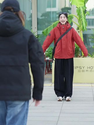 冬天户外保暖神器!鸭鸭羽绒服,穿了就不想脱,还能免费退 冬天必备!这款羽绒服质量好、价格优,还有运费险,放心入!#琥珀系拉抽屉变装#秋日户外就穿琥珀系#秋季微胖穿搭测评#被贾乃亮王星越水龙头变装帅到#全抖音都在仿热巴琥珀系造型
