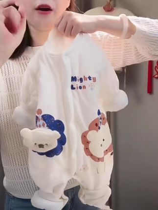 宝宝冬日续命棉服!软萌到心化✨ 寒潮预警也不怕!这件新生儿连体棉袄把“暖”焊在身上👇 100%纯棉面料软乎乎像云朵,贴肤穿完全不刺激娇嫩肌,敏感宝也能放心穿。三层夹棉加厚设计,锁温力拉满,出门裹个抱被就敢过冬,再也不用层层叠穿成粽子。 满印卡通图案太戳少女心!小熊、小兔造型穿上秒变奶fufu的小团子,拍照超出片📸。细节直接封神:无骨缝制没有磨皮肤的线头,裆部暗扣换尿布不用脱衣服,袖口螺纹收口防风还不勒手腕。 定点压线工艺超靠谱,机洗手洗都不跑棉不起坨,从新生儿穿到幼儿期都耐造。现在囤货还能挑尺码,等降温肯定断色断码,家有女宝的妈妈闭眼冲就对了! #新生儿棉服 #宝宝冬装 #卡通连体衣 #纯棉婴儿服