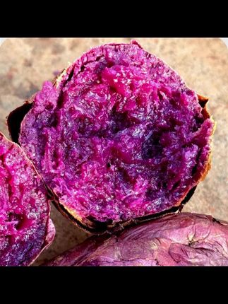 它就是红薯界的女王。云南富平的黑美人,它的种植要求很高,所以产量也比较少,每年只有这个时候才能吃到。软糯香甜是云南富平黑美人的基本要求,果肉醇厚,无筋无丝,口感细腻绵密,一口下去满满的幸福感,富含丰富的膳食纤维和花青素,是高端的优良品种。#美食 #紫薯 #红薯 #黑美人紫薯 #软糯香甜