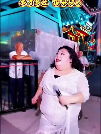 小黄鸭挑战木森大舞台,一首《走卒》《别再说我们是过客》真情流露,实力不凡!好看的皮囊千篇一律,有趣的灵魂万里挑一!#木森大舞台#小黄鸭#真人真唱#户外直播现场#音乐分享