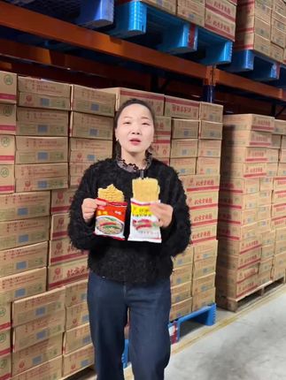 捏一捏 晃一晃 酥酥脆脆 麻辣鲜香 老北京干脆面!#老北京方便面#南德方便面#好吃到停不下来#妈呀太香了#在抖音入手的好东西