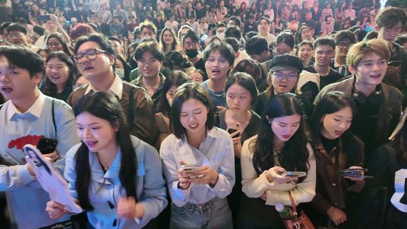 袁娅维带着《大东北》来到了深圳万象城!!
#演出现场 #现场live #袁娅维 #大东北我的家乡 #现场版live