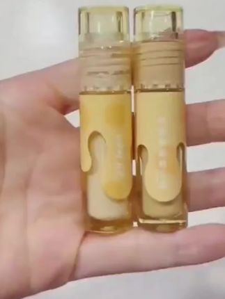 姐妹们快来看呀!就是这个小玩意真的太好用了,每次用它都能轻松遮住我的黑眼圈,而且它的质地非常水润,很容易推开,完全不会出现卡纹的现象,不管你是干皮还是油皮都能放心使用。如果你也是经常熬夜,眼部周围容易暗沉的姐妹,一定要试试这个遮瑕液。@DOU+小助手 @DOU+好生意