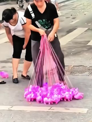 牵着小猪出去遛弯咯,能发光,走路还自带音乐的#牵绳小猪 太好玩啦,走到哪都是显眼包,真的好有趣,小区孩子人手一个,自从爸爸入手了这个会走路会发光的电动牵绳小猪,宝宝一到晚上就自己牵着小猪去遛弯,都不用我抱了,真的是哄娃神器,太赞了,宝宝玩的不亦乐乎,解放妈妈的双手了#母婴好物 #网红小猪玩具会走路的小猪#发光小猪 #牵绳小猪