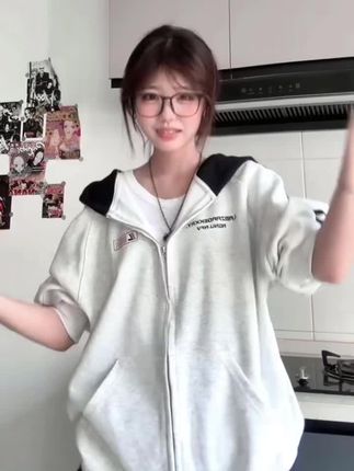 家人们谁懂啊?这件卫衣真的是太帅了,它是这种经典的三条杠设计,而且还是连帽的款式,穿上身特别显瘦又遮肉,不管你是单穿还是叠穿都很好看,休闲风十足!关键是它的面料也很不错,是那种不会起球的材质,喜欢的朋友们千万不要错过了,快点击下方链接购买吧!#卫衣 #穿搭 #连帽 #显瘦 #叠穿