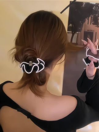 我也是第一次用这个像面膜一样柔软的发圈呀,他是这种牛奶丝, 又软又滑, 随便扯都不带下一根头发。#网红发饰