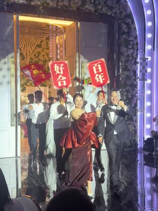 你站在我的身旁 以爱人身份 陪我敬四方来宾!!!#婚礼现场 #返场敬酒 #每一个幸福瞬间都值得被记录 @波比☀(带娃日记) @🪵健康兄弟🪵(双胞胎)