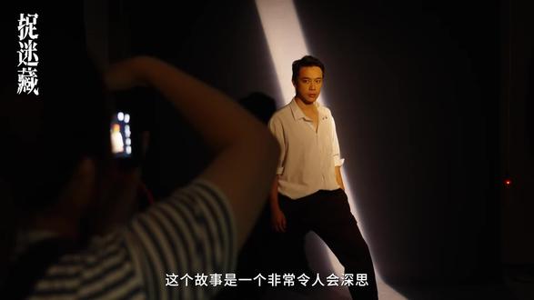 黑色懸疑話劇《捉迷藏》(廣州站) 購票及了解更多資訊:
https://www.macauticket.com/TicketWeb2023/programme/P-055216
曉角話劇研進社即將邁入五十週年,劃下半世紀里程碑。最新原創作黑色懸疑推理劇《捉迷藏》早前入選國家藝術基金資助項目,開啟全國巡演。是次載譽重演,製作團隊秉持精益求精的精神,將文本及設計深化調整,期望透過不斷雕琢,讓作品日臻完善,發展出具專業性及標誌性的舞台劇作,推動澳門的文化藝術傳播。
【演出日期】
北京站:2024年10月18日—20日
深圳站:2024年11月1日—2日
廣州站:2024年11月30日—12月1日
*購買廣州站首日演出門票可享75折優惠
【劇情簡介】
《捉迷藏》是發生在超級暴風雪下的一場家庭暴風雪。
一個剛退休的教師毅然離開丈夫,帶著她的畢生積蓄從澳門飛到外國去投靠她的獨生女兒。沒料到,她女兒的鄰居發生的一宗滅門兇殺案改變了她的人生規劃,不但影響她和女兒的關係,甚至害她幾乎丟掉性命。
因為某些原因,25年前還只是11歲的女兒就被她送到外國獨立生活。25年後,她投靠女兒,卻隱約發現疏離了二十多年的女兒似乎和以前有所不同。
她發現女兒家庭的經濟出了狀況,懷疑自己陷進女兒和女婿的算計之中。她要抉擇用她下半生賴以維生的全部積蓄去幫她的女兒解困,抑或為自己的晚年打算?料不到,某個暴風雪之夜,一個不速之客的出現,讓她想到解決女兒經濟問題的第三個抉擇。更料不到,那個持槍的不速之客的出現,抖出女兒的黑暗經歷。
一隻浣熊每晚都出現在女兒家的後院哭泣,似乎要預報這個家庭將要出現的割裂。
東、西方的倫理觀、家庭價值觀和文化等等的差異如何影響著母女倆的關係?如何讓母女從相親至陷入互不信任而致分裂的僵局?