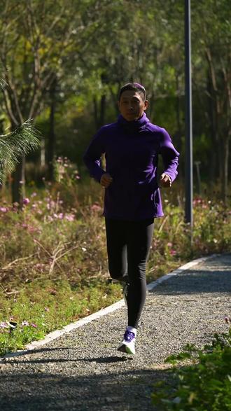 一条视频讲清楚:什么才是真正的轻松跑 很多人一提到马拉松训练 🏃♂️ 第一反应都是配速跑、节奏跑、间歇。
但真正占比最大、也最容易被忽视的训练, 其实是——轻松跑 🟢
这期内容,我主要讲三件事👇
① 轻松跑,在身体里到底训练了什么? 🏃
它不是“没强度的跑”, 而是在打马拉松最底层的能力:
训练耐疲劳的 I 型肌纤维 💪
增加线粒体数量,让身体更会用脂肪供能 🔋
提升毛细血管密度,让氧气进得去、废物出得来 🫀
提高每一次心跳的效率,让同样配速下心率更低 ❤️
这也是为什么,有氧能力强的跑者,后半程往往更稳。
② 轻松跑,到底该跑多慢? ⏱️
在汉森训练法里,轻松跑不是“随便慢跑”:
通常是 20 分钟–2.5 小时 的持续跑
强度在 最大摄氧量的 55%–75%
更好判断的方法👇
比目标马拉松配速慢 37–74 秒
或心率落在 Zone 2 📉
能完整说一句话,呼吸是稳的 🗣️
如果你跑完轻松跑, 第二天质量课明显受影响, 那说明它并不“轻松”。
③ 不同训练阶段,轻松跑该占多少? 📊
轻松跑的比例,并不是一成不变的:
🟢 基础期:75%–85%
慢跑为主,打有氧和耐力底子
🟡 专项期:70%–75%
强度在加,但大部分跑量仍靠轻松跑完成
🔵 赛前减量期:70%–80%
总量下降,用轻松跑恢复体能、保留节奏感
训练阶段在变,但轻松跑,始终是马拉松训练的底色。
真正长期进步的跑者,不是每一跑都拼命 🔥 而是清楚什么时候该慢下来 ⏳
#马拉松 #马拉松训练 #轻松跑 #冬训 #ORC一起跑