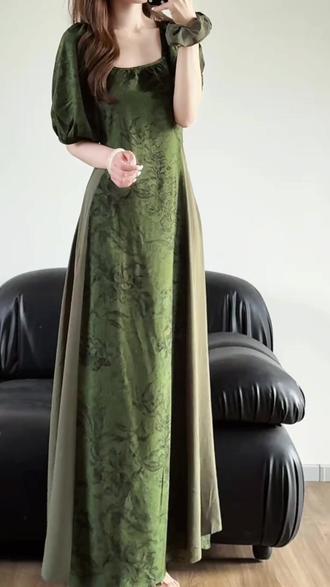 爆款花色“丛林秘境”回归💁🏻♀️ 非常非常显白显气质的花色,穿过「丛林秘境」的应该都懂~喜欢深色系的姐妹一定不要错过啦
今晚20:00,直播间不见不散#棉绸 #连衣裙 #小伞裙 #裙子穿搭 #氛围感拉满