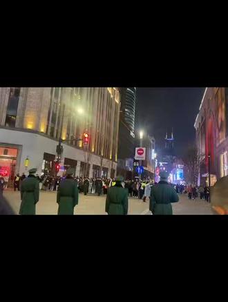 只为一句我愿意:挤了一趟人海,目睹了人
墙,相约魔都垮一场世界友人同在的欢呼和快乐🎉#跨年2025倒计时#黄浦江 #外滩夜景