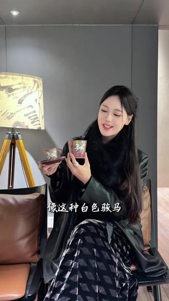 一路似锦好运杯,马到成功喝出来
“马”在盛唐,是力量、速度与优雅的象征,更承载着“马到成功”的美好祝愿。化作杯上金驹踏云之势
墨底为天 白马作辰
捧盏如执北斗斟星河
晨咖夜茗 皆有你
#2026马年 #马年陶瓷