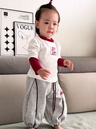我希望我的小小孩她是一个勇敢的女孩子 少一些遗憾 多一些快乐 她不必爱很多人也不必执着于被爱 不辜负每一份热情也不必讨好每一份冷漠 三观正 明是非 懂感恩 懂得的道理比我多看过的世界比我大 我希望她可以活成自己喜欢的样子 独立而坚强 溫暖而明亮 勇敢而自信#我的女孩#骗你生女儿 #秋季穿搭 #萌娃穿搭#高品质童装