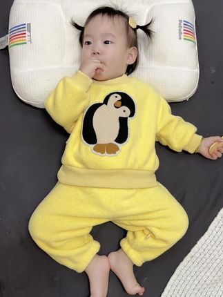 巨可爱巨暖和家居服小套装,还是加绒的,奶呼呼的小颜色搭配萌趣的小企鹅,女儿上身可喜欢了!不管是居家外出穿都非常合适#高品质童装 #家居服套装 #萌娃穿搭 #婴幼儿服饰 #上热门🔥 @DOU+小助手